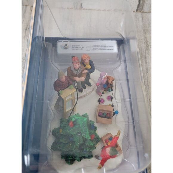 Lemax lighting the tree 2010 Village accessories snow light up Xmas - Picture 8 of 9